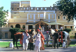 royal welcome of horse safari riders